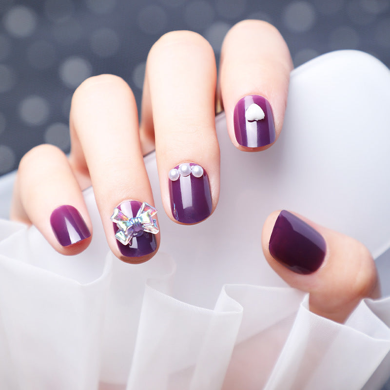 Porter des ongles avec des diamants et des faux ongles violets