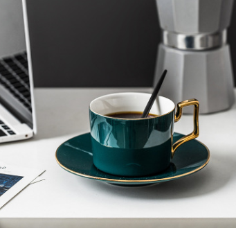 taza de café con estampados dorados