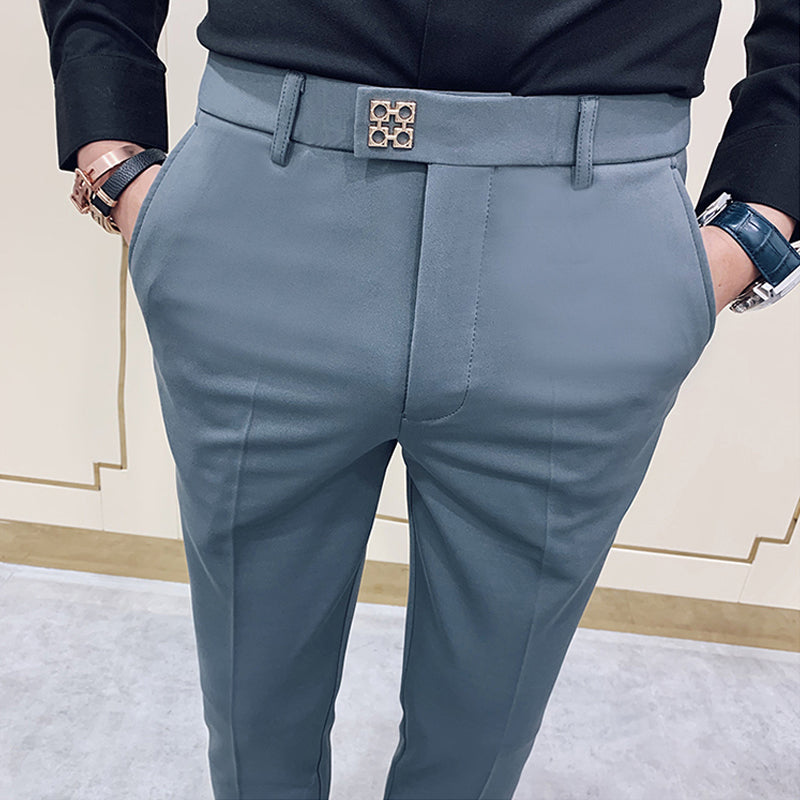 Pantalones de traje ajustados para hombre.