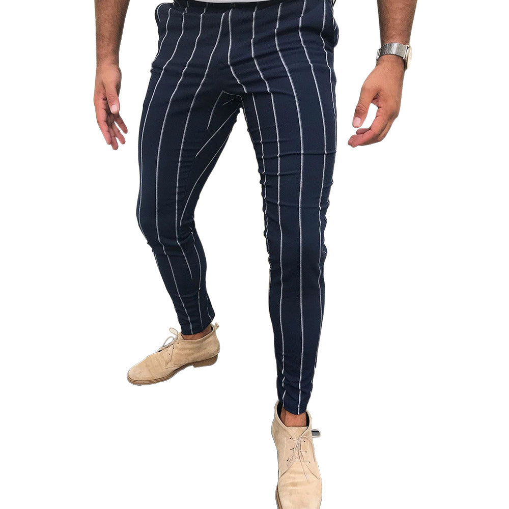 Pantalones casual de hombre a rayas.