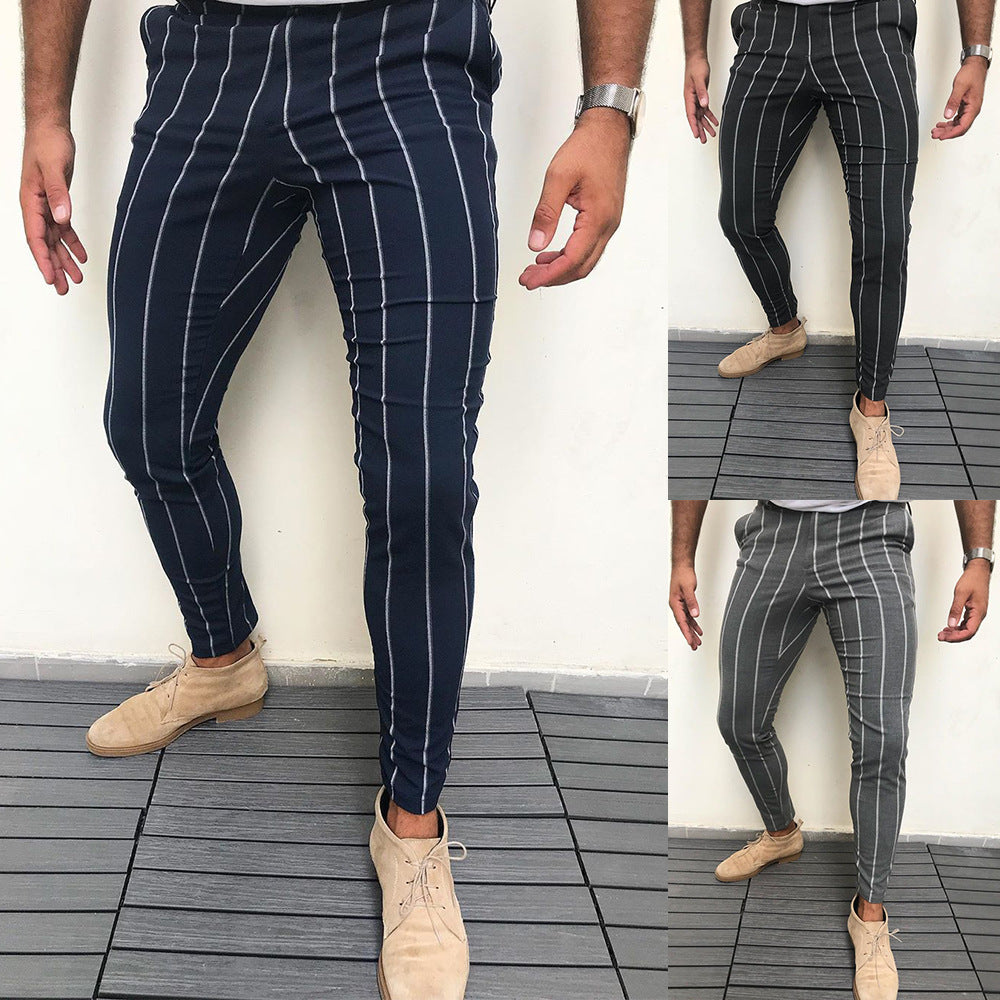 Pantalones casual de hombre a rayas.