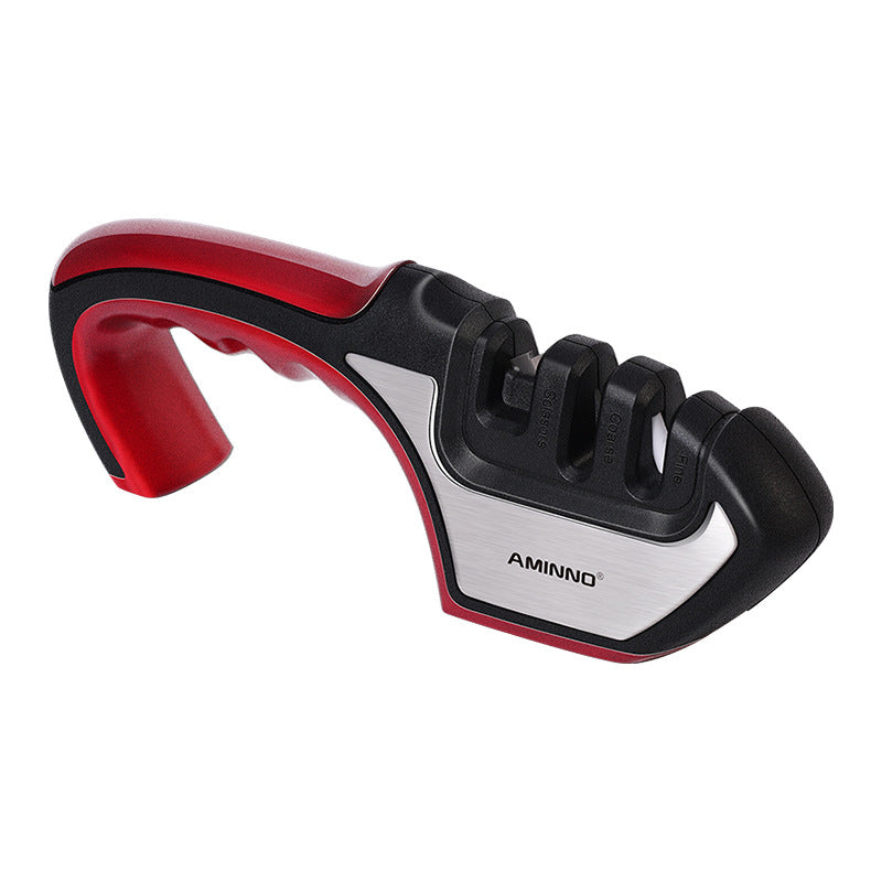 Une famille quatre-en-un utilise un aiguiseur pour aiguiser un couteau de cuisine