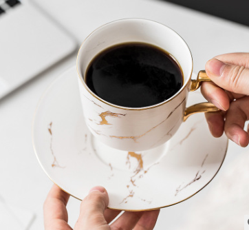 taza de café con estampados dorados