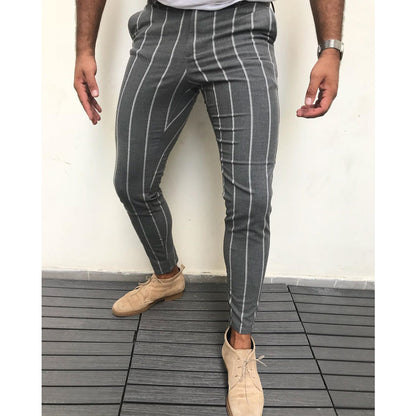 Pantalones casual de hombre a rayas.