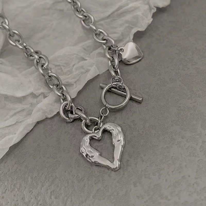 Collar de acero de titanio con corazón hueco que no se desvanece para mujer