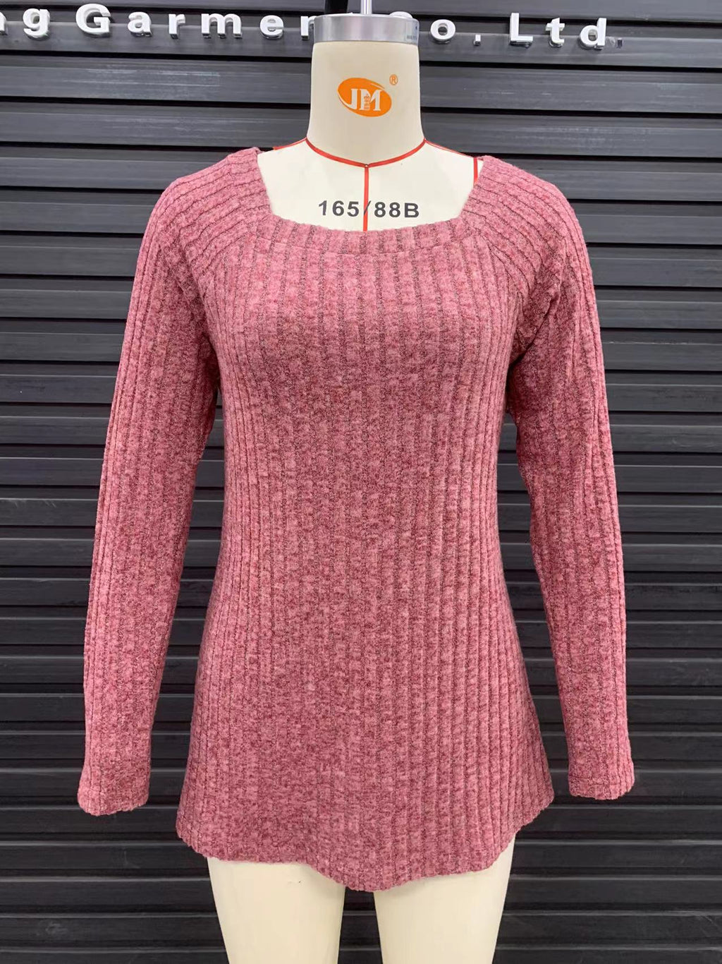 Camiseta de color liso cepillada con rayas hundidas y cuello cuadrado para mujer