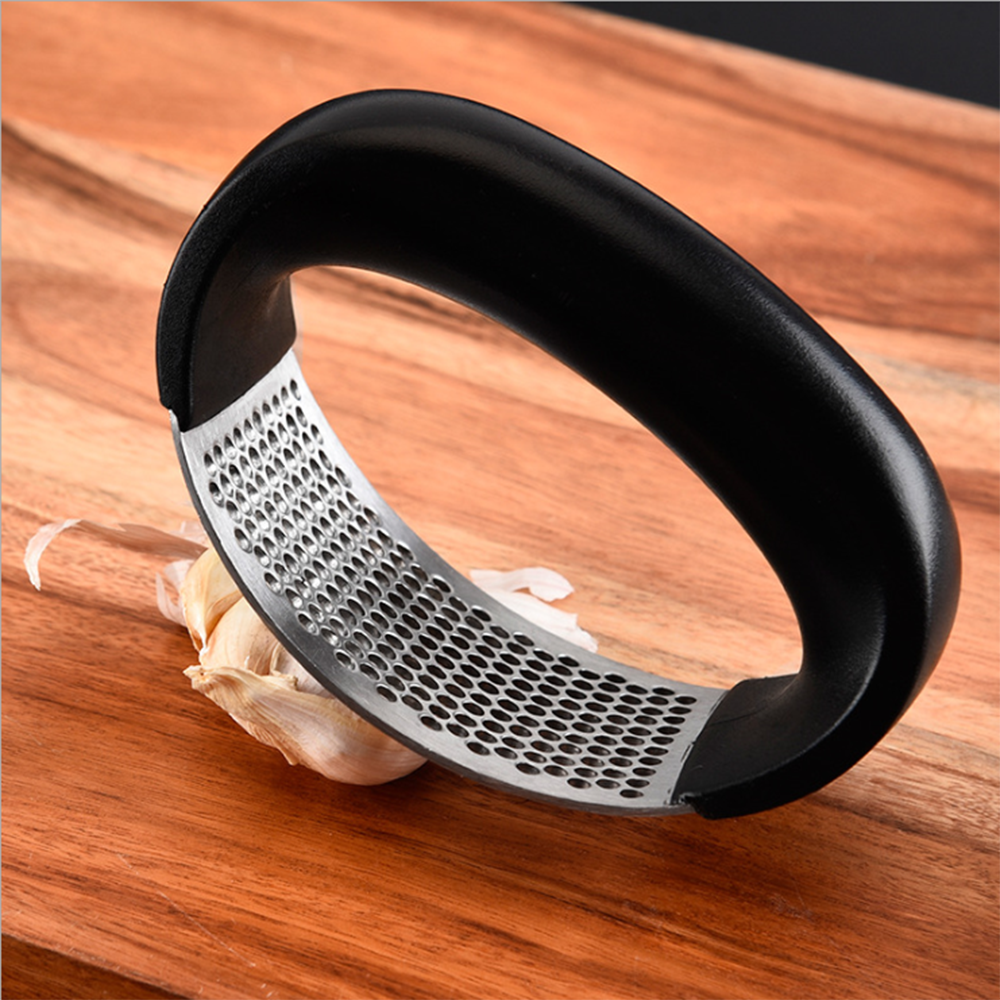 Presse-ail manuel en acier inoxydable Hachoir à ail manuel Couper les outils d'ail Courbe Outils de fruits et légumes Gadgets de cuisine Presse-ail à bascule Broyeur d'ail en acier inoxydable Éplucheur noir et grattoir en métal