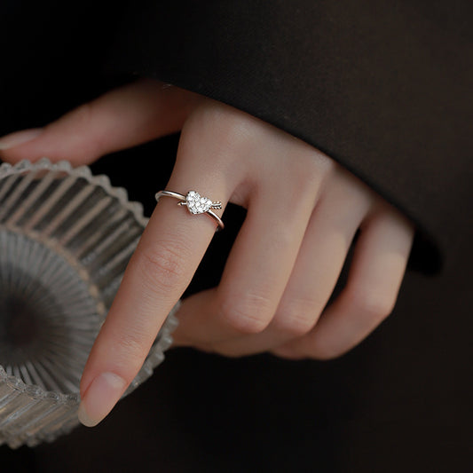 Anillo en forma de corazón de amor a la moda y totalmente enjoyado para mujer