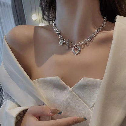 Collar de acero de titanio con corazón hueco que no se desvanece para mujer