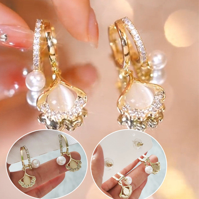 Clip de oreja de perla de flor de cuatro hojas de cristal púrpura