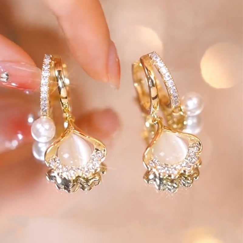 Clip de oreja de perla de flor de cuatro hojas de cristal púrpura