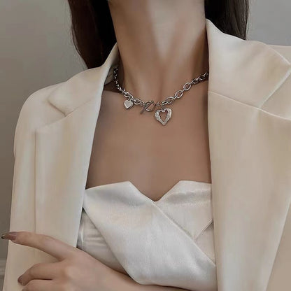 Collar de acero de titanio con corazón hueco que no se desvanece para mujer