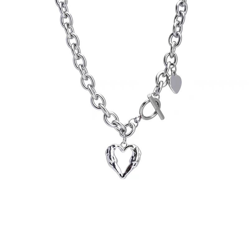 Collar de acero de titanio con corazón hueco que no se desvanece para mujer