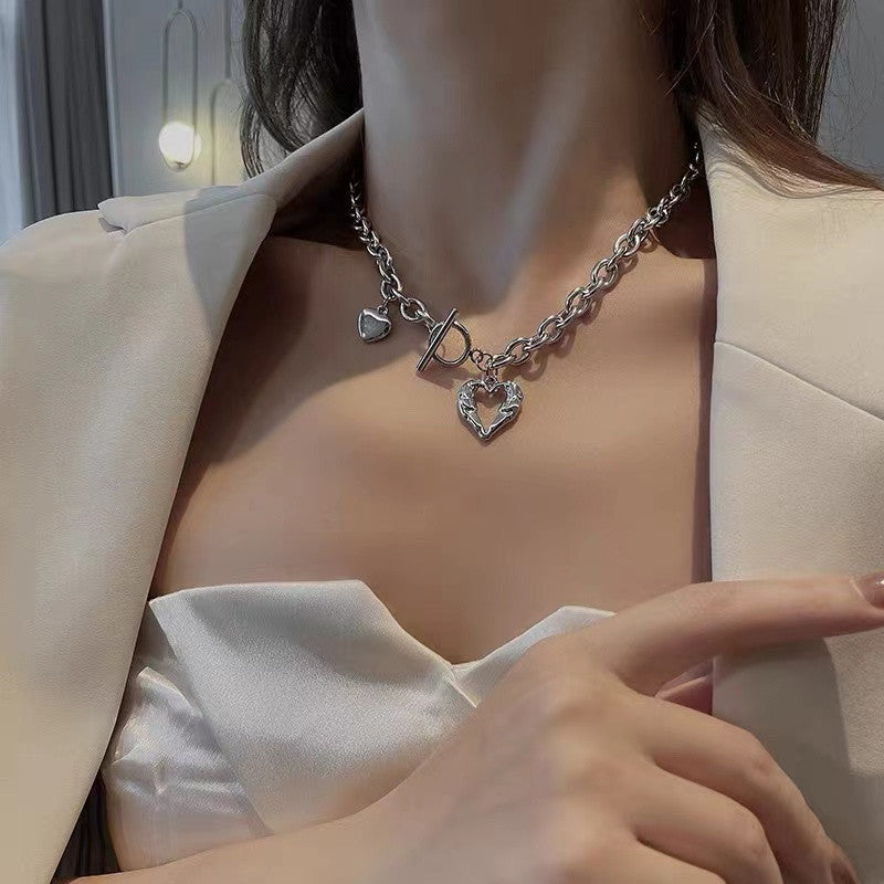 Collar de acero de titanio con corazón hueco que no se desvanece para mujer